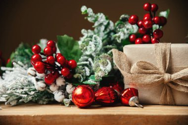 Hediye kutusu, köknar ağacı ve arkaplanda fotokopi alanı olan Noel süsleri. Şenlikli kış tatili arkaplanı. Pankart ya da tebrik kartı için tasarım