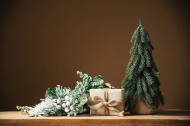 Hediye kutusu, köknar ağacı ve arkaplanda fotokopi alanı olan Noel süsleri. Şenlikli kış tatili arkaplanı. Pankart ya da tebrik kartı için tasarım