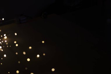 Sıcak turuncu, kahverengi tonlar ve bokeh efektiyle soyut bulanık arkaplan. Noel, tatil ışıkları.