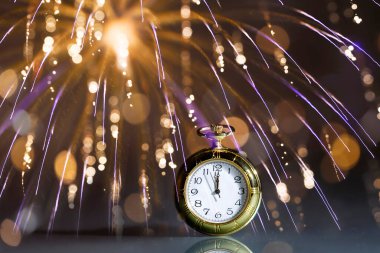 Yılbaşı geceyarısı - Havai fişekli eski saat ve altın bokeh tatil ışıkları. Fotokopi alanı olan şenlikli parti davetiyesi