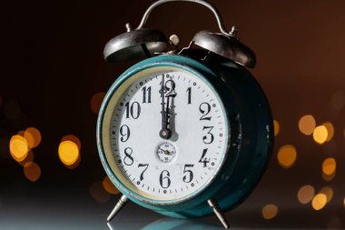 Yılbaşı geceyarısı, altın renkli tatil ışıkları olan eski saat. Fotokopi alanı olan şenlikli parti davetiyesi