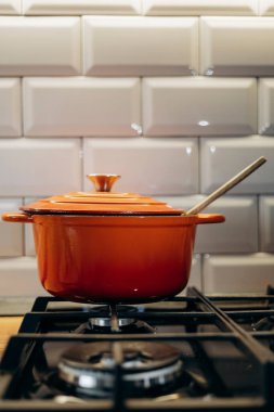 Eritilmiş dökme demir fırın veya gaz ocağında esrar..