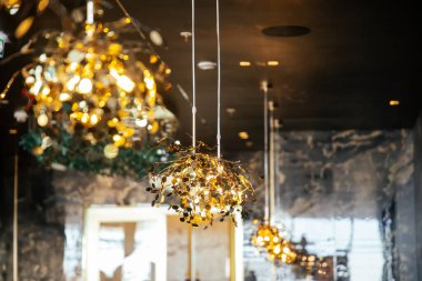 Altın kaplamalı metalden yapılmış modern tarz kolye lambası..