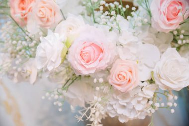 Güzel çiçek aranjmanı, beyaz ve yumuşak pembe çiçeklerin karışımı..