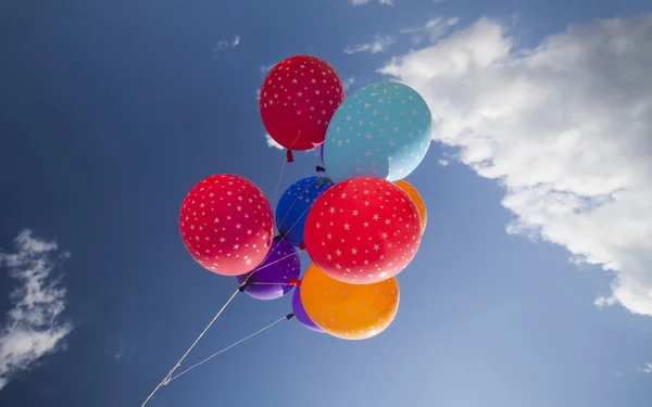 Palloncini colorati che volano sul cielo blu — Foto Stock