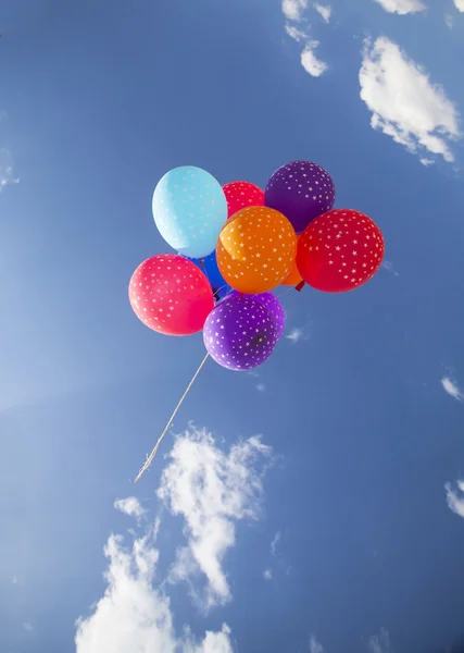 Palloncini colorati che volano sul cielo blu — Foto Stock