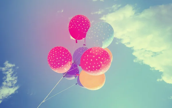 Färgglada ballonger flyger på den blå himlen — Stockfoto