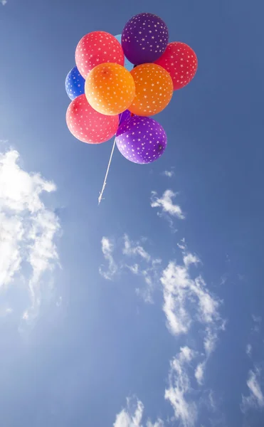 Balões coloridos voando no céu azul — Fotografia de Stock