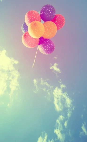 Πολύχρωμα μπαλόνια που φέρουν σχετικά με το γαλάζιο του ουρανού — Φωτογραφία Αρχείου