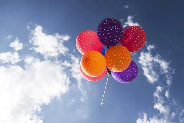 Palloncini colorati che volano sul cielo blu — Foto Stock