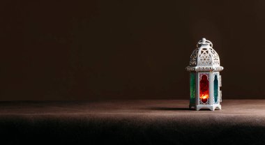 Gece parlayan süs Arap feneri. Ramazan Kareem ve Bayram Mübarek bayrak imag 'ı selamlıyor