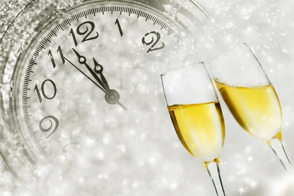 Champagne sui fuochi d'artificio e orologio vicino alla mezzanotte — Foto Stock