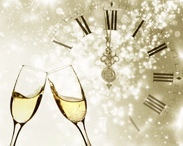 Šampaňské, ohňostroj a hodiny blízko k půlnoci — Stock fotografie