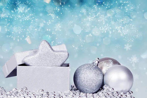 Holiday bakgrund med gnistrande ljus och jul dekoratio — Stockfoto