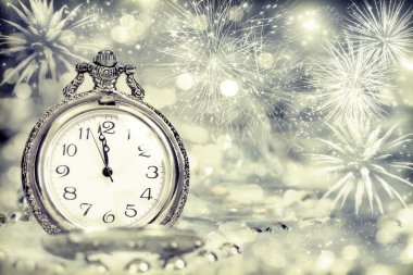 Havai fişek ve tatil ışıkları ile eski saat