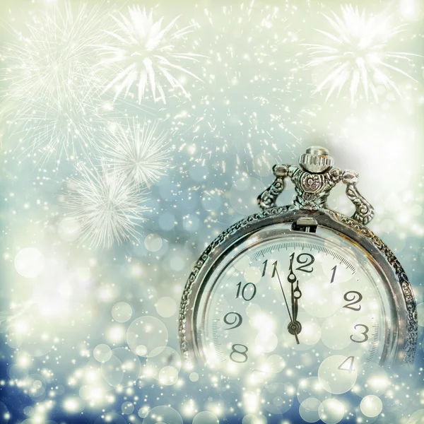 Alte Uhr mit Feuerwerk und Weihnachtsbeleuchtung — Stockfoto