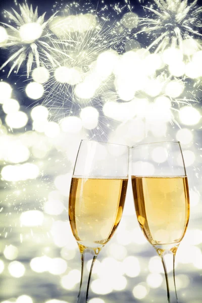 Святкування Нового року з шампанським та феєрверками — стокове фото