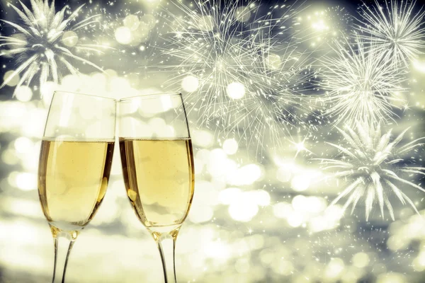 Celebración de Año Nuevo con champán y fuegos artificiales — Foto de Stock