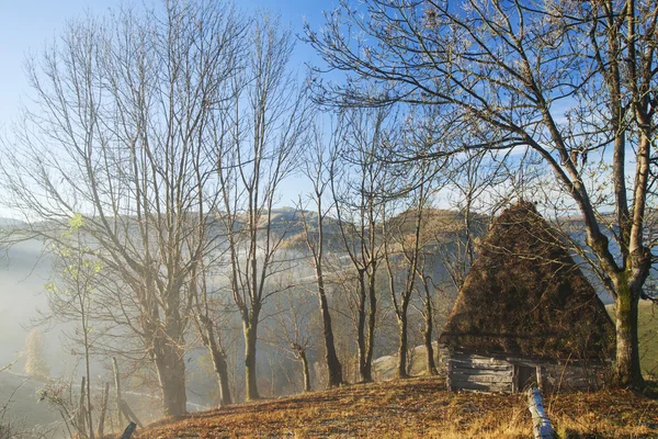 Kleines Ferienhaus in den Bergen im Morgennebel — Stockfoto