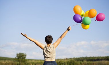 Lavanta alanda renkli balonlar ile genç kadın