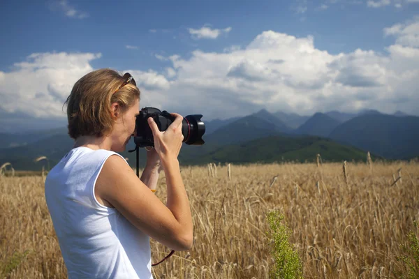 Viajero tomando fotos - concepto de turismo —  Fotos de Stock