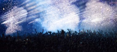 Yeni yıl konsepti - kalabalığı ve havai fişekleri neşelendirmek