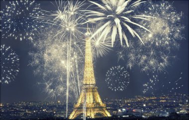 Eyfel Kulesi Paris yeni yıl havai fişek ile