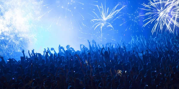 Juichende menigte op concert — Stockfoto