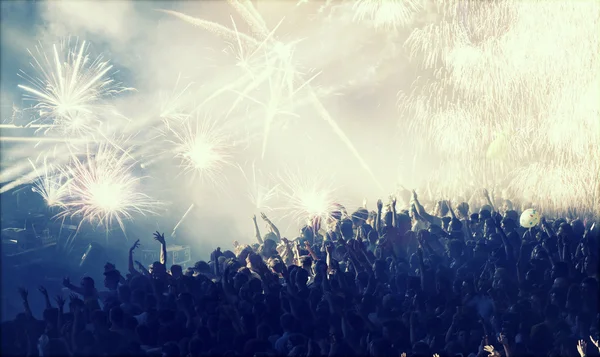 Animando a la multitud en concierto — Foto de Stock