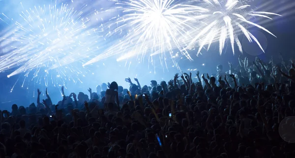 Enorme juichende menigte bij concert — Stockfoto