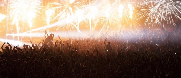 Huge cheering crowd at concert — Stock Photo, Image