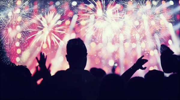 Menge feiert mit Feuerwerk — Stockfoto