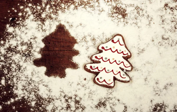 Galletas de Navidad, especias y harina sobre tabla de cortar de madera —  Fotos de Stock