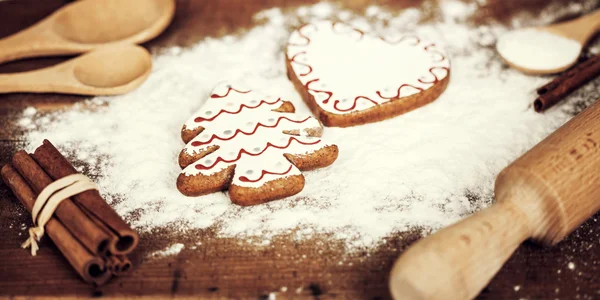 Vánoční cukroví, koření a mouky na dřevěné prkénko — Stock fotografie