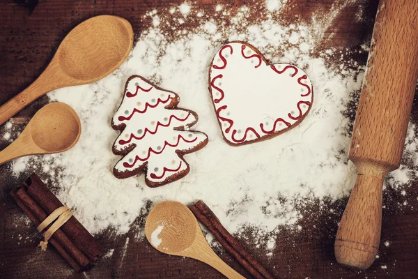 Vánoční cukroví, koření a mouky na dřevěné prkénko — Stock fotografie