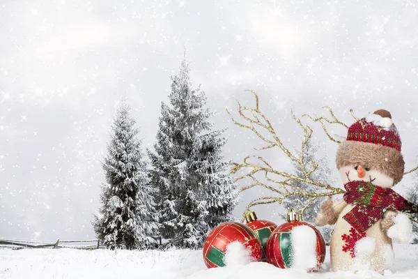 Kerstdecoratie met Santa Claus beeldje in de sneeuw — Stockfoto