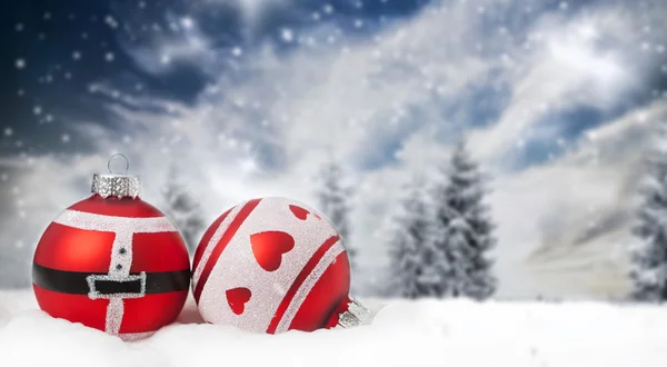 Рождественские украшения на зимнем фоне — стоковое фото