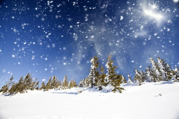 Paesaggio montano illuminato dalla luce del sole — Foto Stock