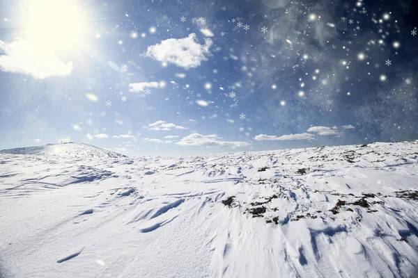 Paisaje de montaña resplandeciente por la luz solar — Foto de Stock