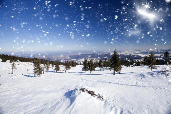 Bergslandskap glödande av solljus — Stockfoto