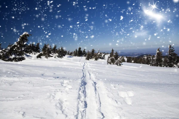 Tepe üzerinde karlı yol — Stok fotoğraf