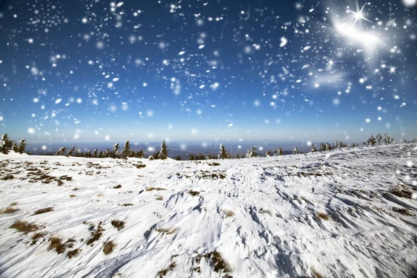 Horská krajina zářící slunce — Stock fotografie