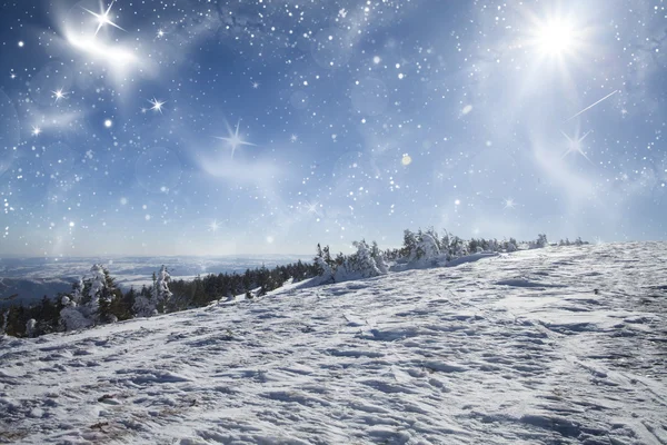 Winter landscape with snow covered hill and blue sky — Stock Photo, Image