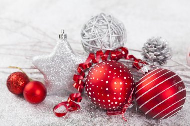 Portre renkli Chrismas süsler üzerinde