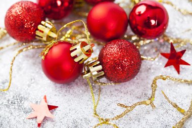 Parlak Gümüş arka plan üzerinde kırmızı Noel topları