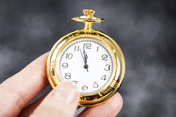 Tenendo la mano vecchio orologio puntando a mezzanotte — Foto Stock