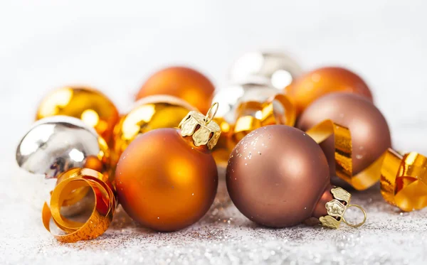 Zilveren en gouden kerstballen — Stockfoto