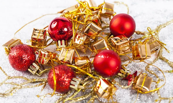 Close-up op kleurrijke Chrismas ornamenten — Stockfoto