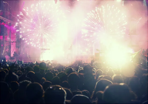 Concetto di Capodanno - folla festante e fuochi d'artificio — Foto Stock