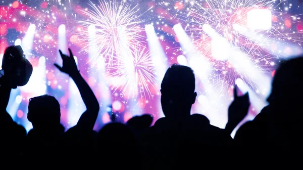 Újévi koncepció - éljenző tömeg és tűzijáték — Stock Fotó